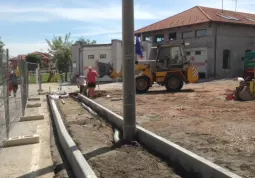 Di fronte alla Croce Rossa in costruzione marciapiede, parcheggio e giardinetto